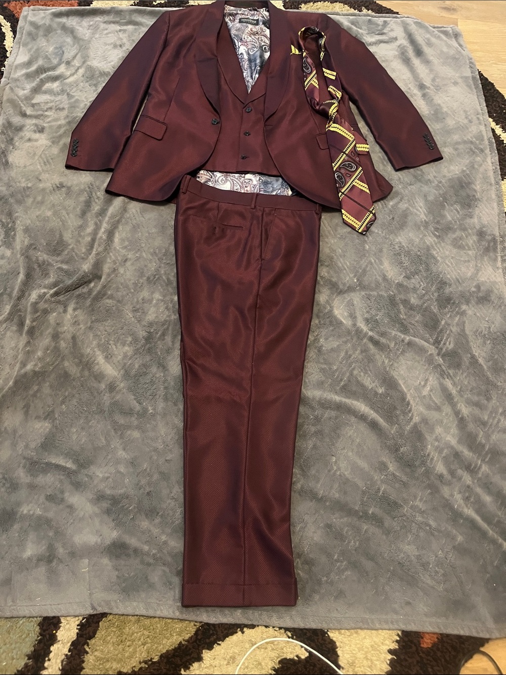 Three-Piece Burgundy Men's Suit with Paisley Lining ch
